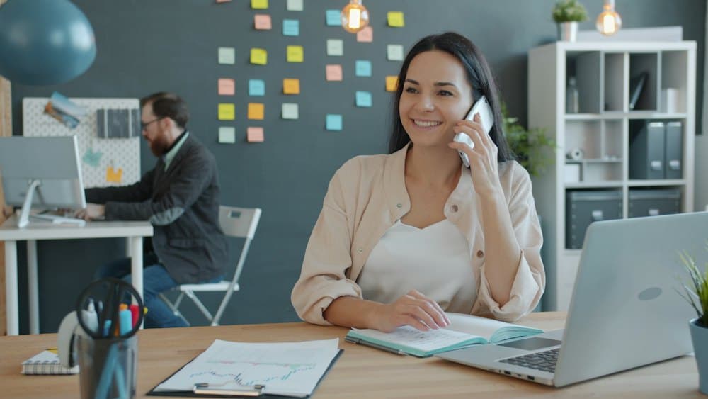 Cliente sorrindo enquanto conversa ao telefone
