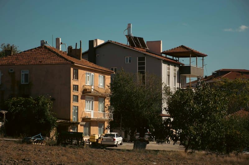 Prédios residenciais de um condomínio ao fim da tarde