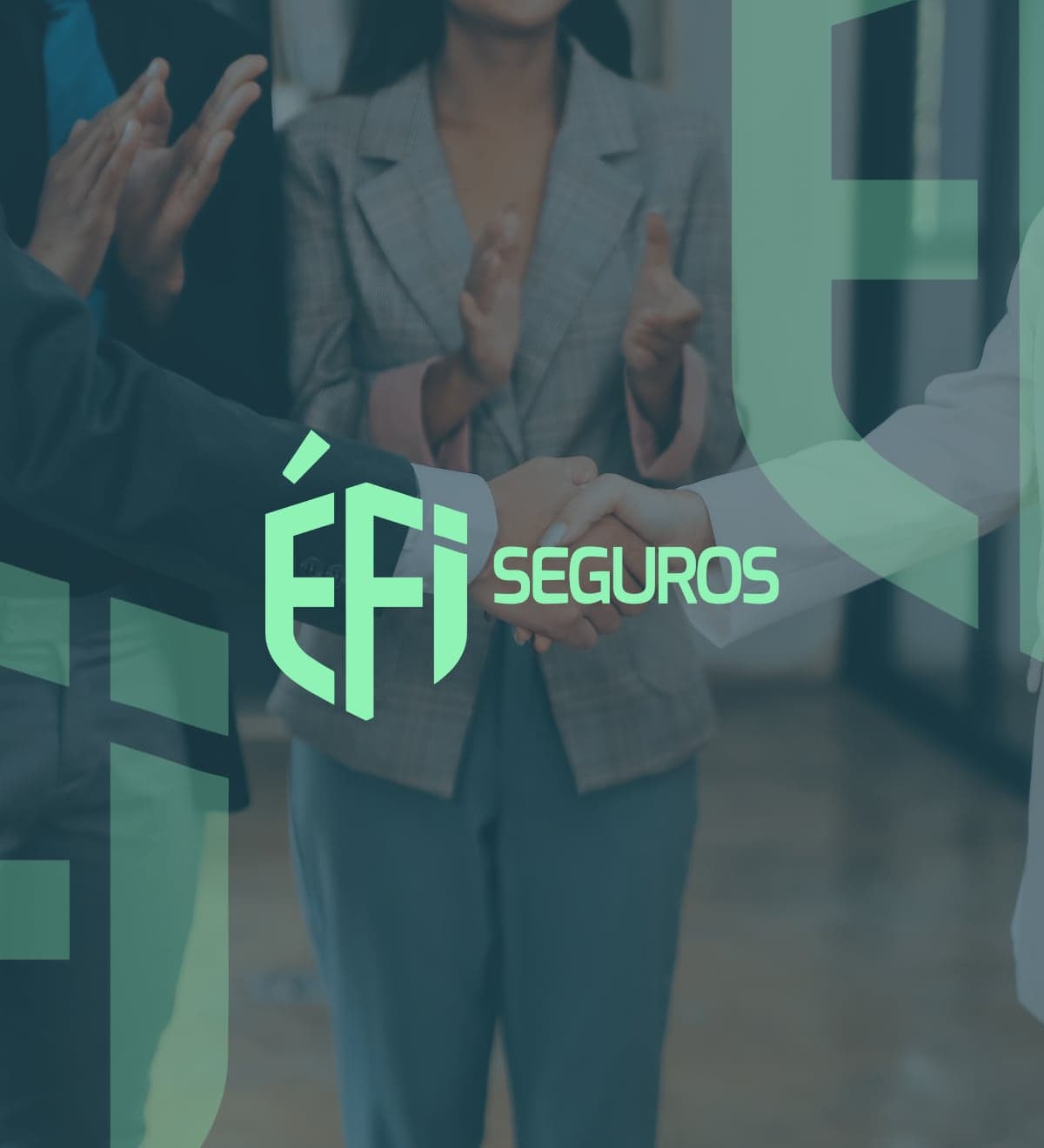 Logo da ÉFI Seguros sobre a foto de um aperto de mãos, com colegas aplaudindo ao fundo